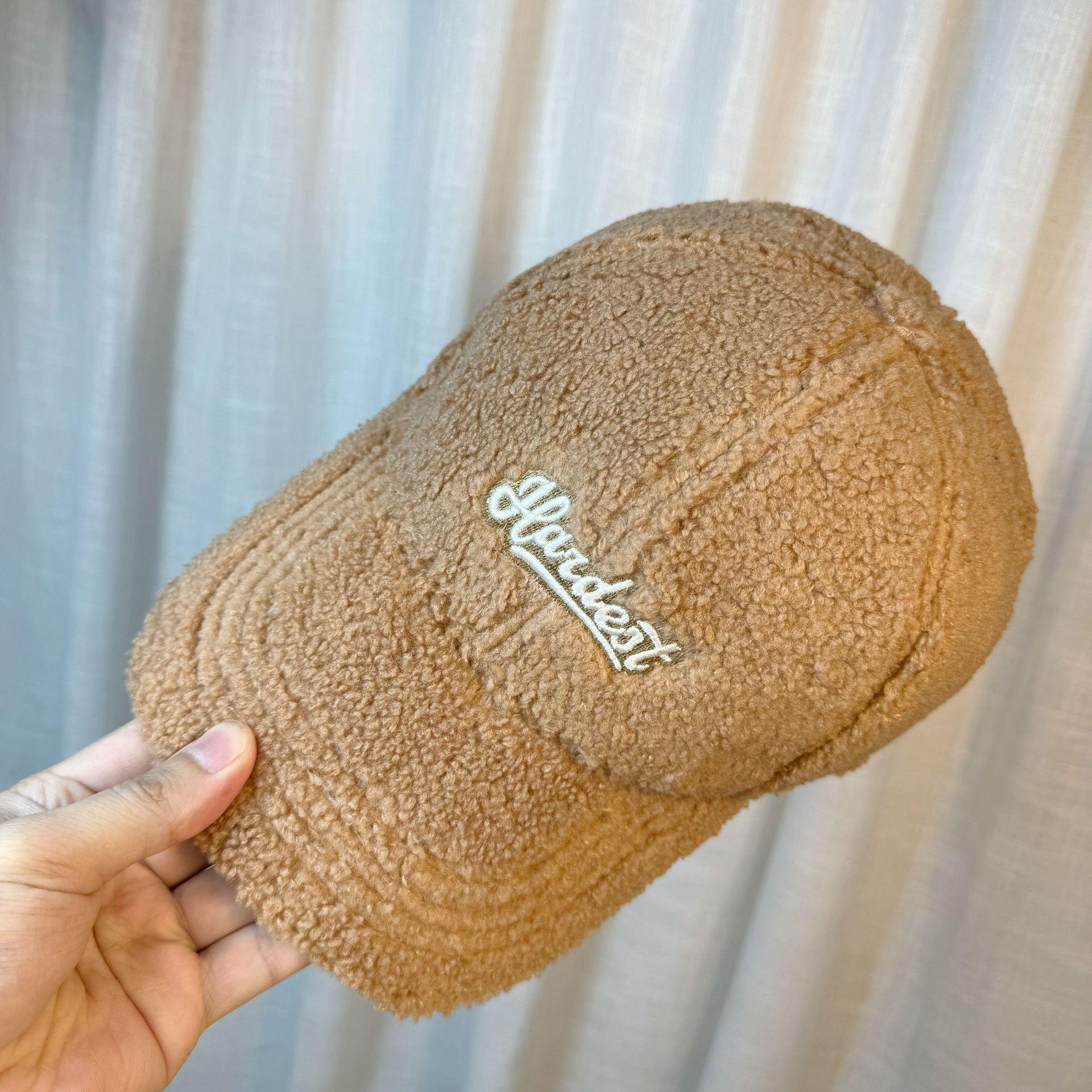 Autumn and winter embroidered letter lamb wool baseball cap for women, new thickened warm Korean version, versatile and face-slimming duckbill cap, Adult55-60Adjustable коричневий
Autumn and winter embroidered letter lamb wool baseball cap for women, new thickened warm Korean version, versatile and face-slimming duckbill cap, Adult55-60Adjustable коричневий