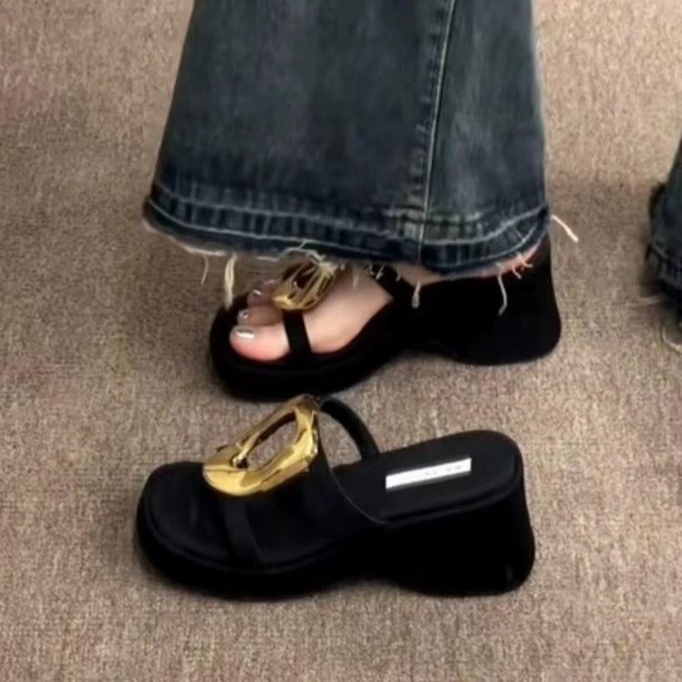Niche design metal square buckle thick-soled heightening slippers outer wear women s 2025 summer new open-toed muffin-soled sandals 40 чорний
Niche design metal square buckle thick-soled heightening slippers outer wear women s 2025 summer new open-toed muffin-soled sandals 40 чорний