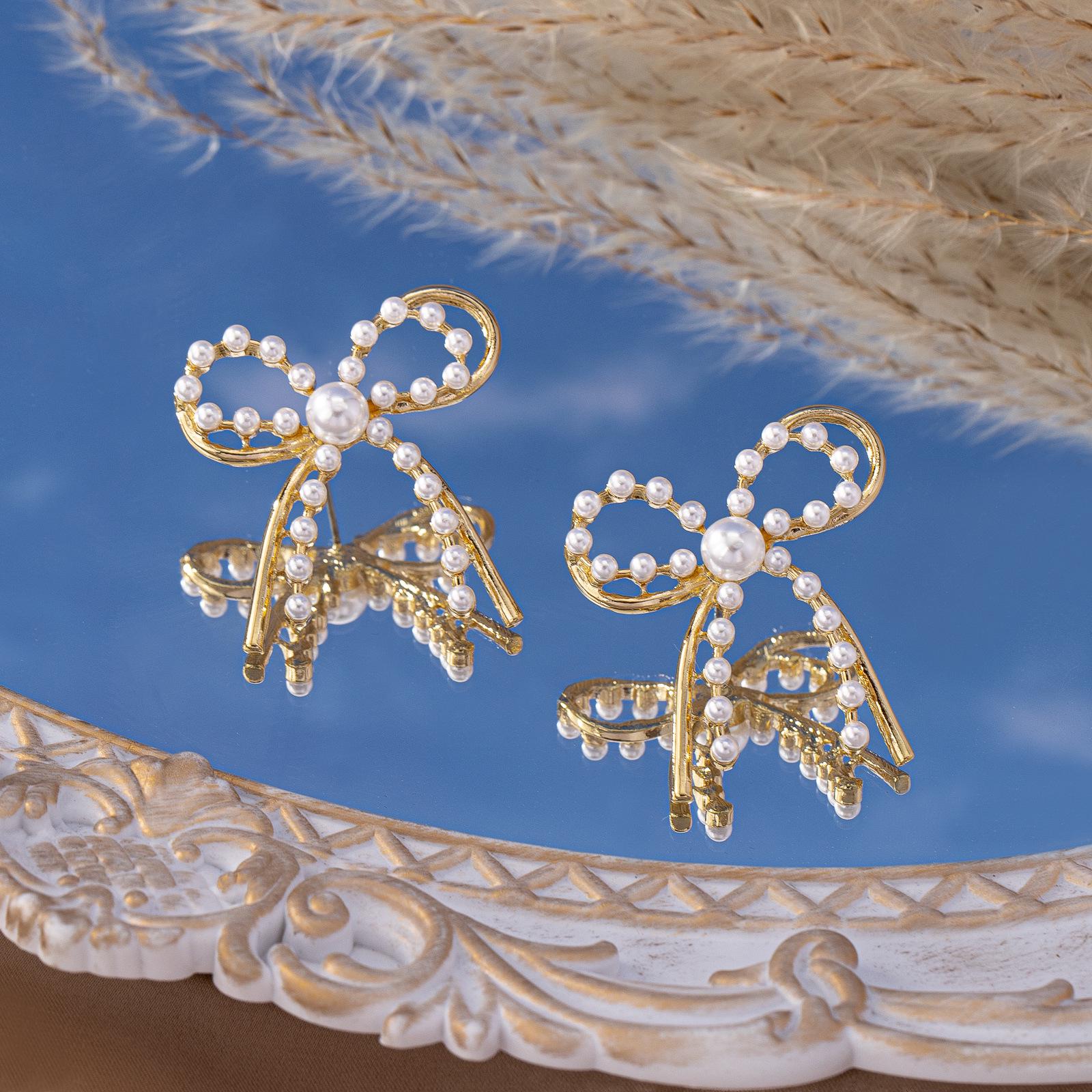 Elegant Double-Layer Bow Pearl Stud Earrings - Fairy Style, Perfect for Engagements, Banquets, and Valentine s Day Gifts.
Elegant Double-Layer Bow Pearl Stud Earrings - Fairy Style, Perfect for Engagements, Banquets, and Valentine s Day Gifts.