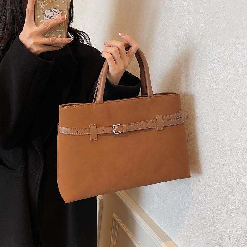 2025 autumn and winter new fashionable versatile retro matte leather top holder extra large capacity high-end portable shoulder bag 34*12*23 темно-коричневого кольору
2025 autumn and winter new fashionable versatile retro matte leather top holder extra large capacity high-end portable shoulder bag 34*12*23 темно-коричневого кольору