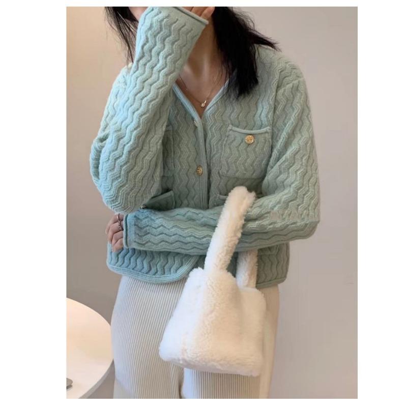 Autumn new small fresh temperament gold button knitted cardigan women s V-neck long-sleeved sweater jacket women s trend average size светло-синий
Autumn new small fresh temperament gold button knitted cardigan women s V-neck long-sleeved sweater jacket women s trend average size светло-синий