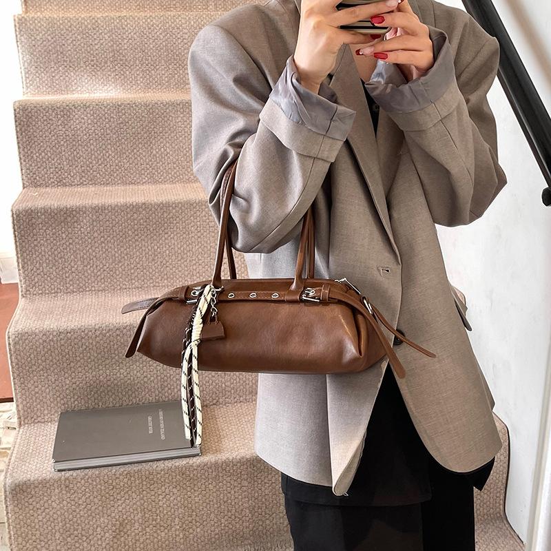 Fashion retro commuter bag women s bag 2025 new fashion popular underarm shoulder bag portable pillow bag 26*11*11
Fashion retro commuter bag women s bag 2025 new fashion popular underarm shoulder bag portable pillow bag 26*11*11