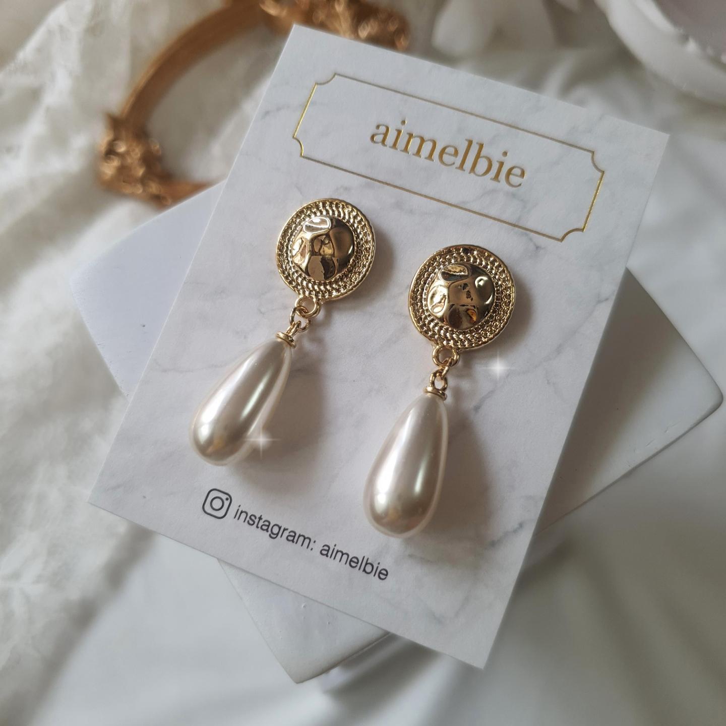 Етнічні ґудзики та довгі сережки з перлами - золото золотий
Етнічні ґудзики та довгі сережки з перлами - золото золотий