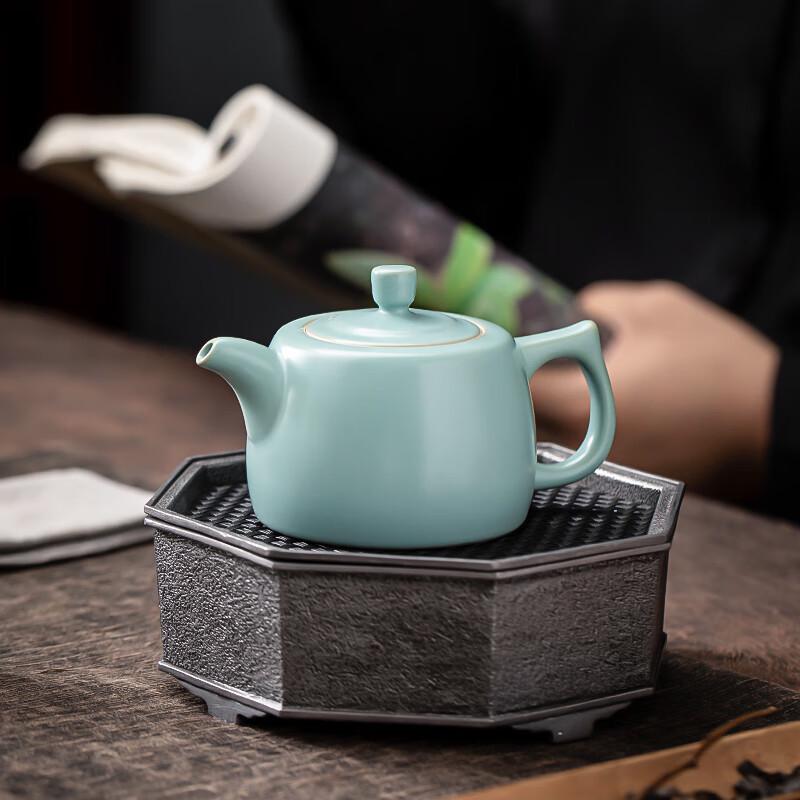 Ru Kiln Crackled Jinglan Teapot
Ru Kiln Crackled Jinglan Teapot