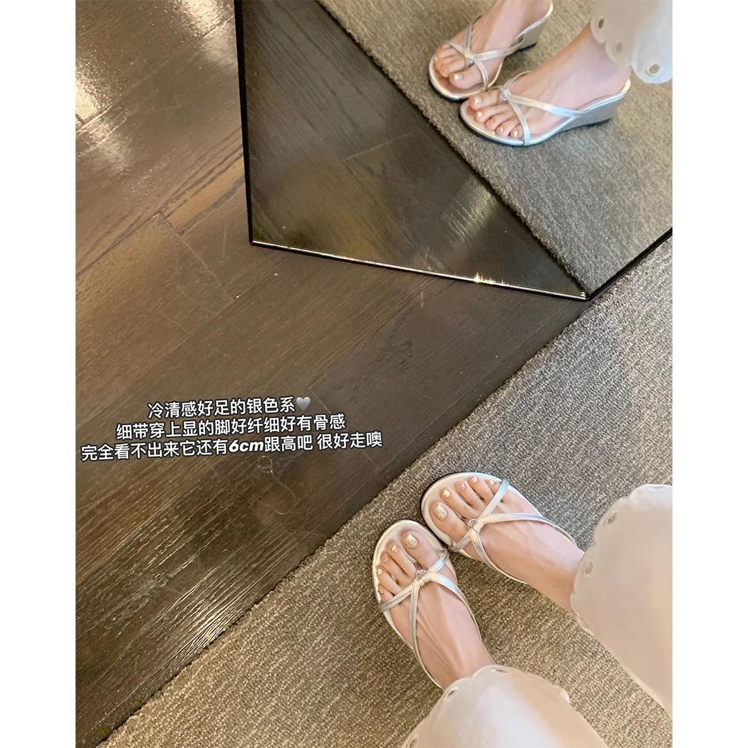 Leather 6cm wedge with thin strap toe thick-soled flip-flops women s sandals outside 40
Leather 6cm wedge with thin strap toe thick-soled flip-flops women s sandals outside 40