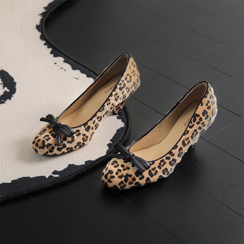 Pumps Women s 2026 Summer New Round Head Patent Leather Bow Mary Jane Solid Color Light Mouth Retro Sweet Casual Versatile Pumps 39 леопард друку кольору
Pumps Women s 2026 Summer New Round Head Patent Leather Bow Mary Jane Solid Color Light Mouth Retro Sweet Casual Versatile Pumps 39 леопард друку кольору