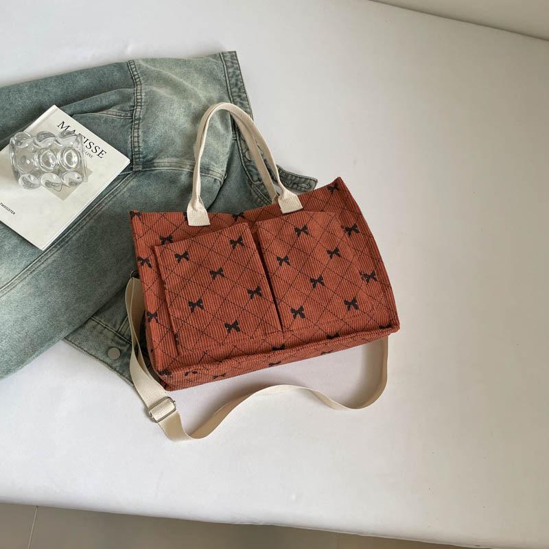 Новая женская сумка с бантом, многокарманная сумка через плечо большой вместимости, простая и модная сумка-тоут, сумочка, трендовая коричневый
Новая женская сумка с бантом, многокарманная сумка через плечо большой вместимости, простая и модная сумка-тоут, сумочка, трендовая коричневый