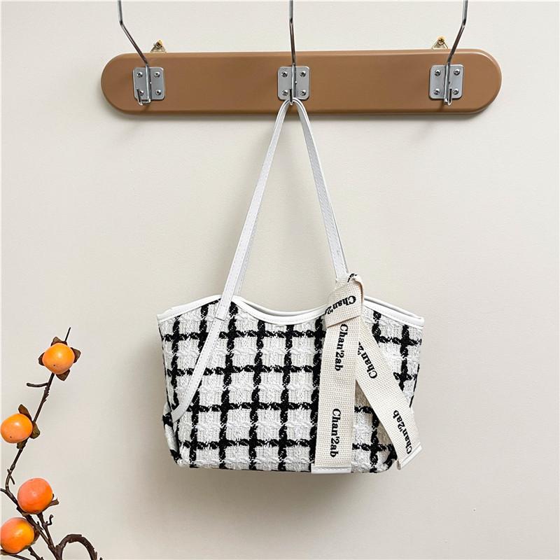 Niche large-capacity tote bag women s spring summer 2025 new beautiful personalized fashion foreign shoulder bag білий
Niche large-capacity tote bag women s spring summer 2025 new beautiful personalized fashion foreign shoulder bag білий