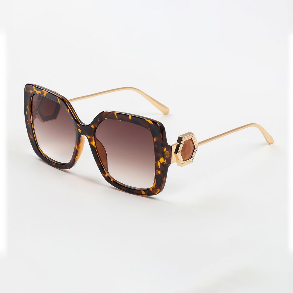 Sunglasses for Women Fashionable Green Square Glasses Transparent Lenses Golden Chain Decoration Modern Luxurious Glasses Women
Sunglasses for Women Fashionable Green Square Glasses Transparent Lenses Golden Chain Decoration Modern Luxurious Glasses Women