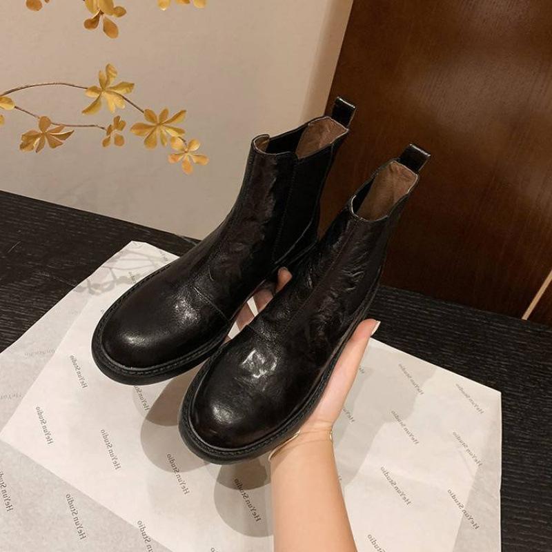 New women s leather boots leather sleeve rubber thick sole medium heel large size women s boots autumn and winter square heel cowhide Martin boots 40 чёрный
New women s leather boots leather sleeve rubber thick sole medium heel large size women s boots autumn and winter square heel cowhide Martin boots 40 чёрный