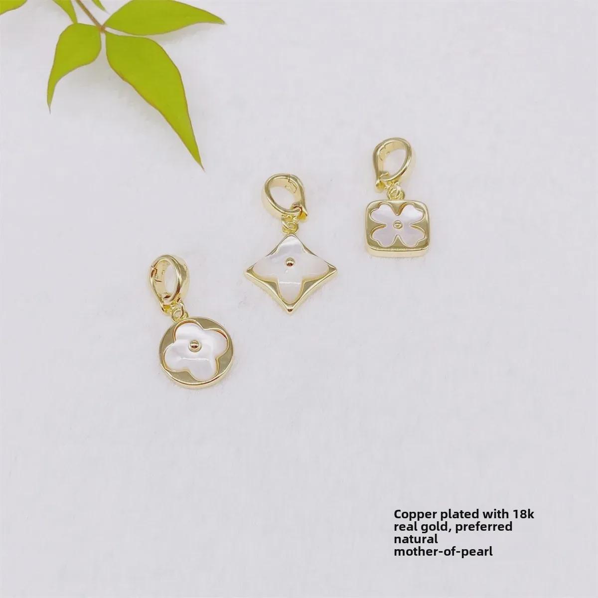 White Mother-of-Pearl Four-Leaf Clover Pendant with Copper-Covered 18K Gold and Pearl for DIY Necklace or Sweater Chain Jewelry.
White Mother-of-Pearl Four-Leaf Clover Pendant with Copper-Covered 18K Gold and Pearl for DIY Necklace or Sweater Chain Jewelry.