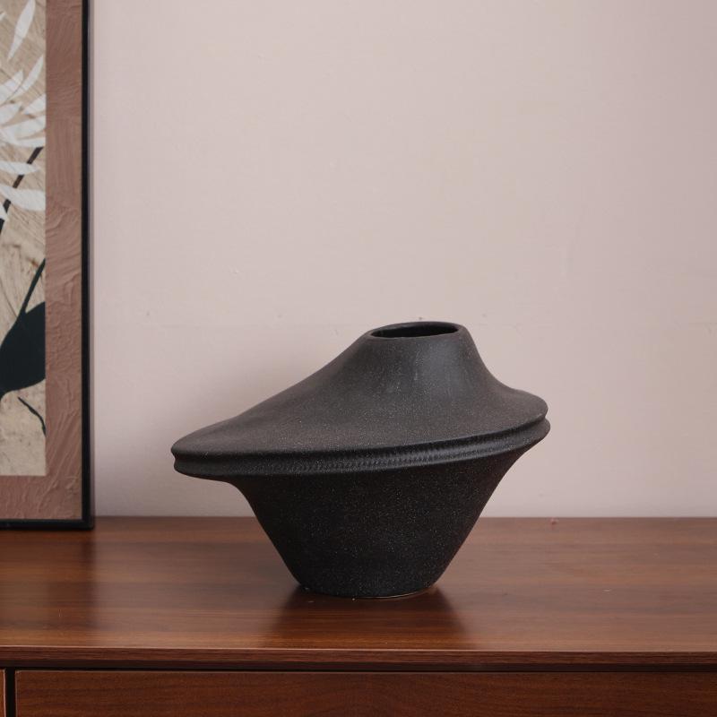 High-End Retro Ceramic Vase Ornament for Bookcase or Office Decor
High-End Retro Ceramic Vase Ornament for Bookcase or Office Decor