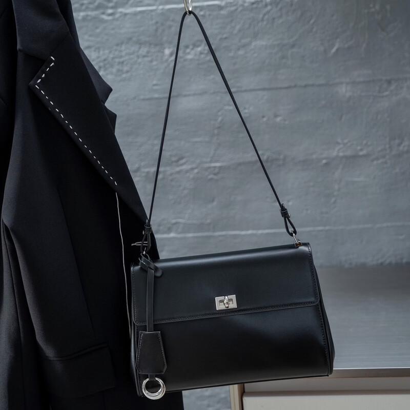 Dou Xiaozhu Retro Lock Cowhide Shoulder Bag
Dou Xiaozhu Retro Lock Cowhide Shoulder Bag