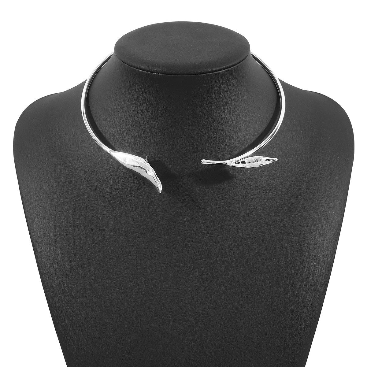 Fashion personality alloy flower bone leaf necklace temperament niche design choker collar women
Fashion personality alloy flower bone leaf necklace temperament niche design choker collar women