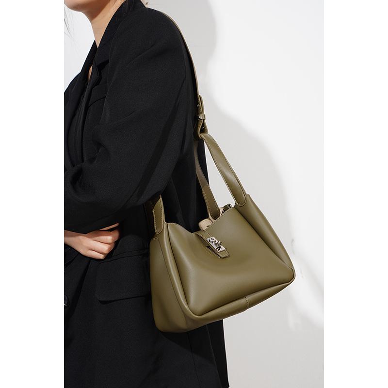 New Cowhide Simple and Fashionable Large-capacity Shoulder Messenger Bag Niche чорний
New Cowhide Simple and Fashionable Large-capacity Shoulder Messenger Bag Niche чорний