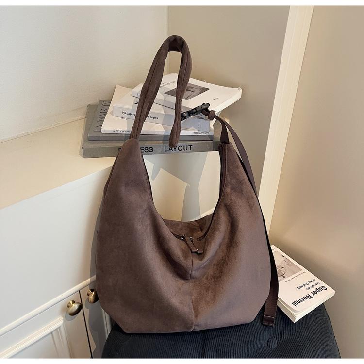 Fashionable Large-capacity Dumpling Bag for Women, Korean-style Retro Commuter Messenger Bag, New Suede-covered Niche Underarm Bag темно-коричневого кольору
Fashionable Large-capacity Dumpling Bag for Women, Korean-style Retro Commuter Messenger Bag, New Suede-covered Niche Underarm Bag темно-коричневого кольору