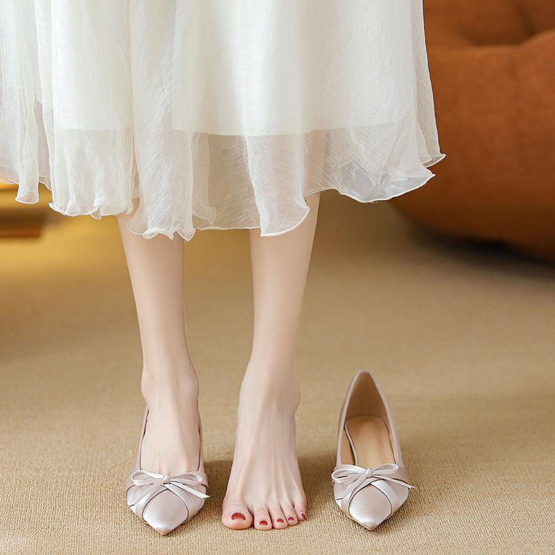 French pointed single shoes women s 2025 spring new bow temperament high heels light thick heel evening shoes 34
French pointed single shoes women s 2025 spring new bow temperament high heels light thick heel evening shoes 34