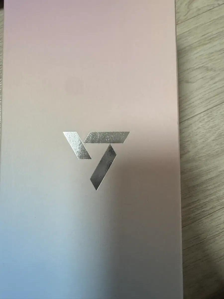 SEVENTEEN cheering stick ver.3 Used
SEVENTEEN cheering stick ver.3 Used