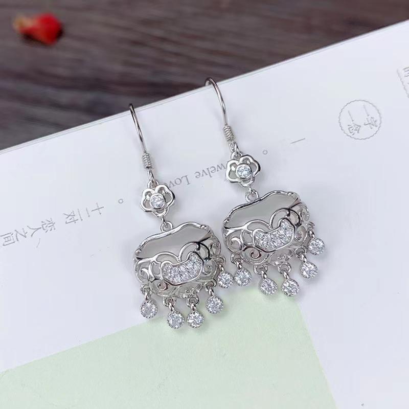 Temperament Personality Auspicious Peace Lock Earrings Women s Retro Chinese Style Opal Tassel Water Drop Earrings Earrings срібний
Temperament Personality Auspicious Peace Lock Earrings Women s Retro Chinese Style Opal Tassel Water Drop Earrings Earrings срібний