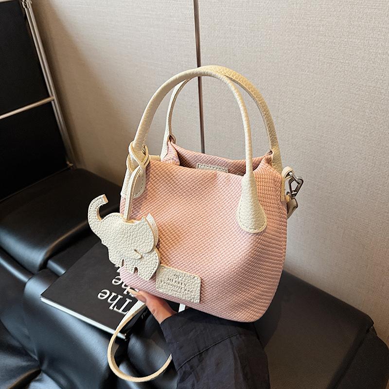 new lychee pattern bag women s summer versatile popular messenger bag fashion portable bucket bag
new lychee pattern bag women s summer versatile popular messenger bag fashion portable bucket bag