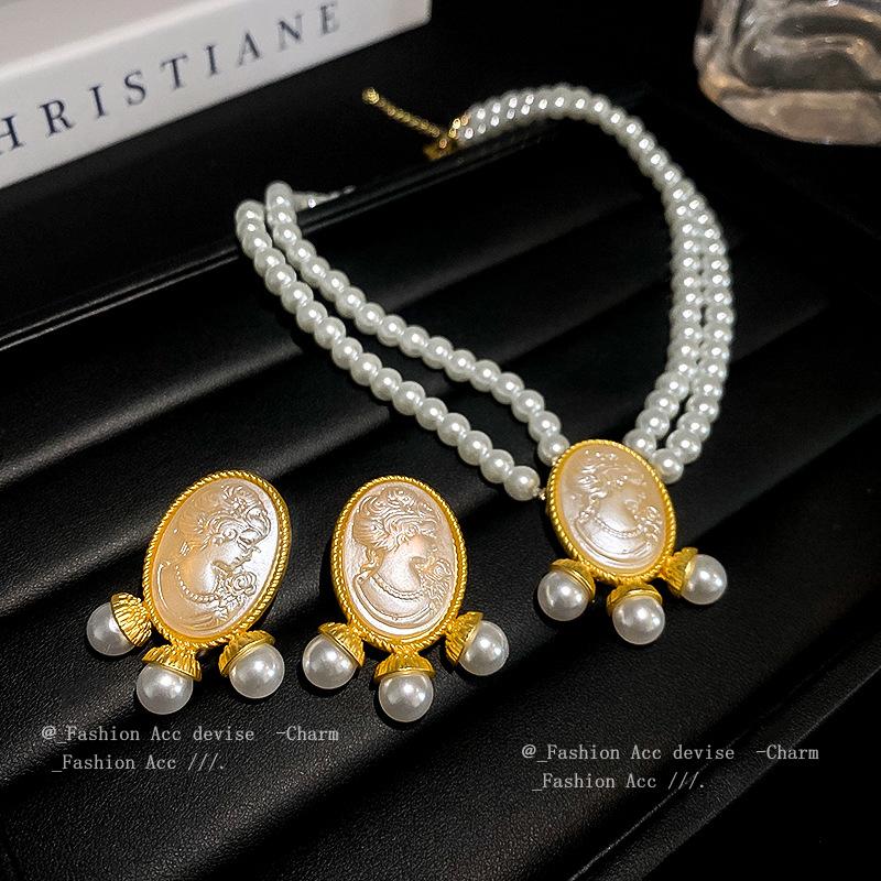 Vintage Women Baroque Style Round Portrait Relief Pendant Pearl Necklace Collar Palace Classic Design Collar Chorkers Chains
Vintage Women Baroque Style Round Portrait Relief Pendant Pearl Necklace Collar Palace Classic Design Collar Chorkers Chains