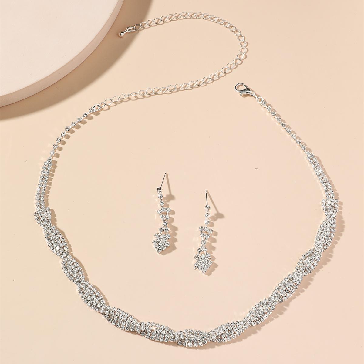 Стильный сверкающий комплект из колье и серег с бриллиантами, свадебный, для вечеринки, двухкомпонентный
Стильный сверкающий комплект из колье и серег с бриллиантами, свадебный, для вечеринки, двухкомпонентный