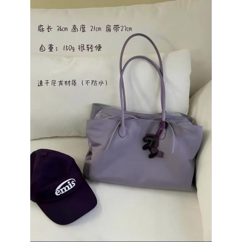 Niche design bag women s new spring and summer nylon cloth shoulder underarm bag large capacity commuter tote bag tide
Niche design bag women s new spring and summer nylon cloth shoulder underarm bag large capacity commuter tote bag tide