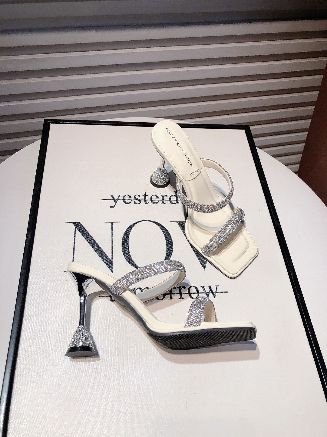 Задник тонкий каблук темперамент светская львица 2025 лето новый квадратный носок высокие каблуки стразы слово с крутыми шлепанцами женские 34
Задник тонкий каблук темперамент светская львица 2025 лето новый квадратный носок высокие каблуки стразы слово с крутыми шлепанцами женские 34