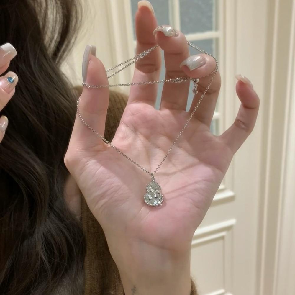 Elegant Ice Crystal Dragon Scale Gourd Pendant Necklace Minimalist Luxury Chinese Style Women Jewelry
Elegant Ice Crystal Dragon Scale Gourd Pendant Necklace Minimalist Luxury Chinese Style Women Jewelry