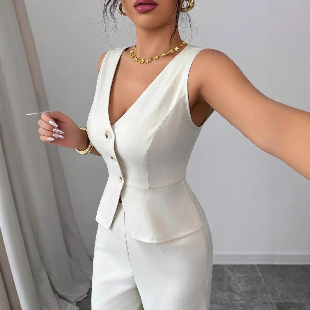 Women s Beige Sleeveless Jumpsuit with V-Neck and Button Detail, Slim Fit One-Piece Romper M білий
Women s Beige Sleeveless Jumpsuit with V-Neck and Button Detail, Slim Fit One-Piece Romper M білий