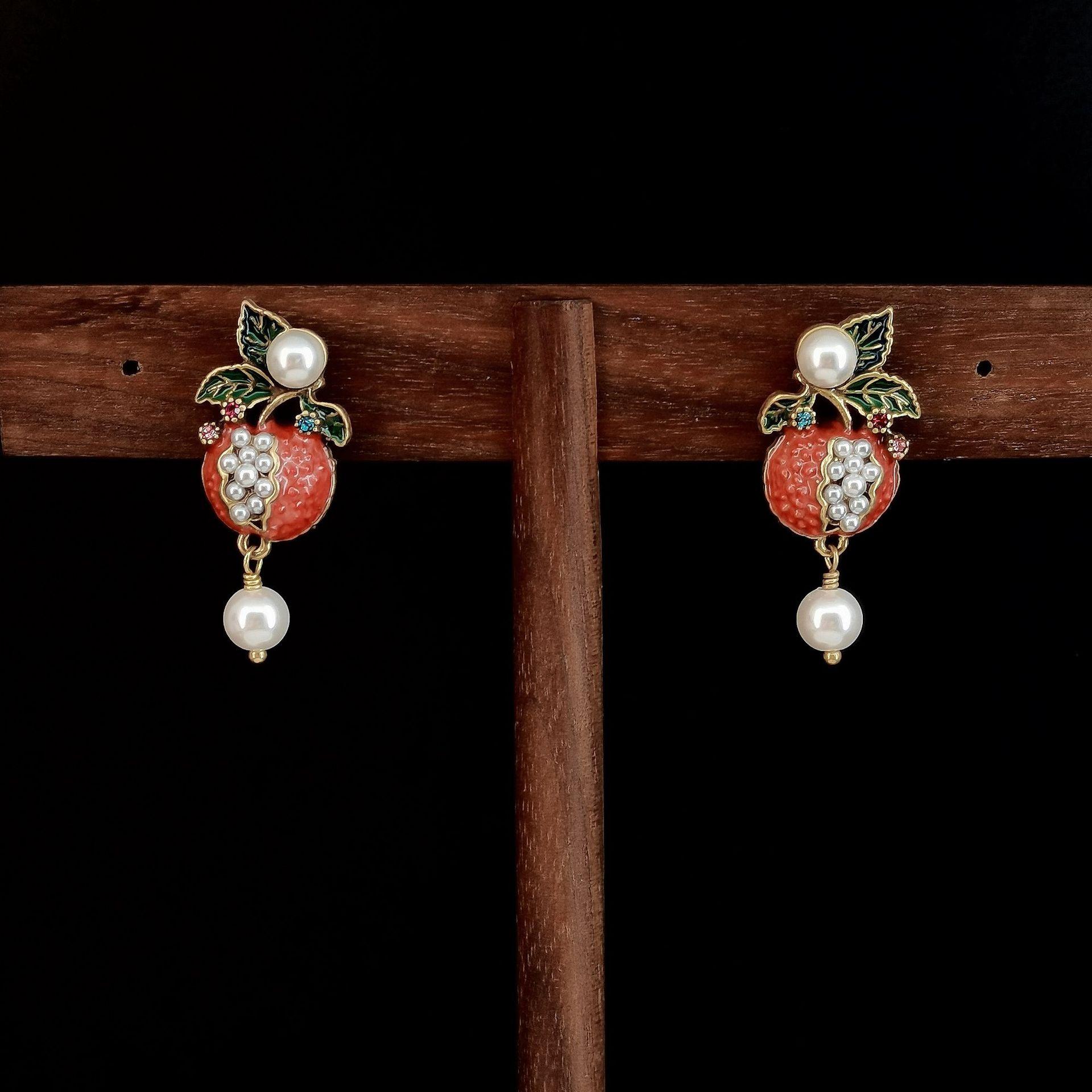 Модные серьги-подвески для женщин
Модные серьги-подвески для женщин