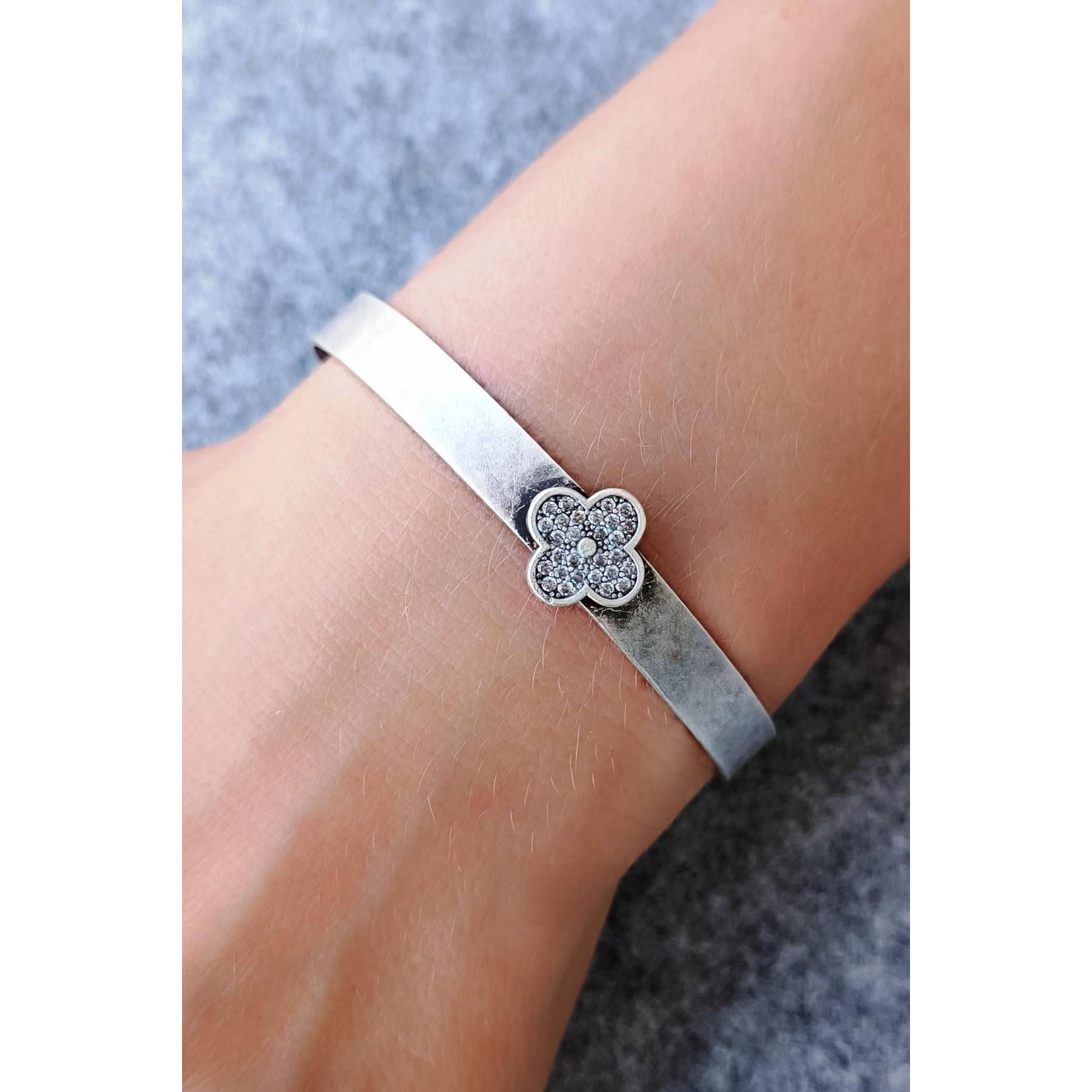 Stone Flower Shaped Women s Bracelet Silver Plated Handmade Adjustable Women s Bracelet
Stone Flower Shaped Women s Bracelet Silver Plated Handmade Adjustable Women s Bracelet