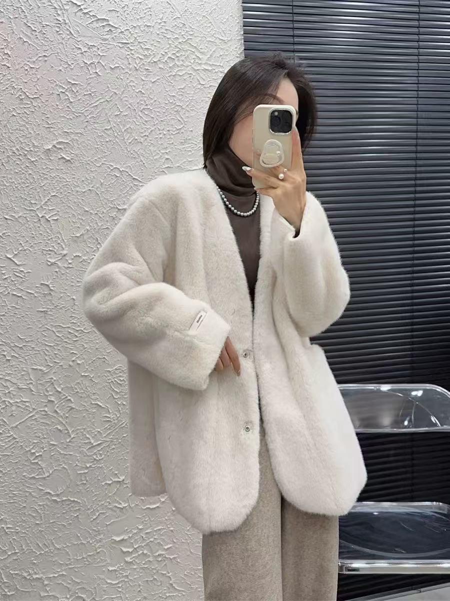 Женское пальто из искусственного меха норки в европейском стиле, с V-образным вырезом, 2024: Высококлассный, свободный крой, трендовая зимняя мода для миниатюрных. Medium грязно-белый
Женское пальто из искусственного меха норки в европейском стиле, с V-образным вырезом, 2024: Высококлассный, свободный крой, трендовая зимняя мода для миниатюрных. Medium грязно-белый