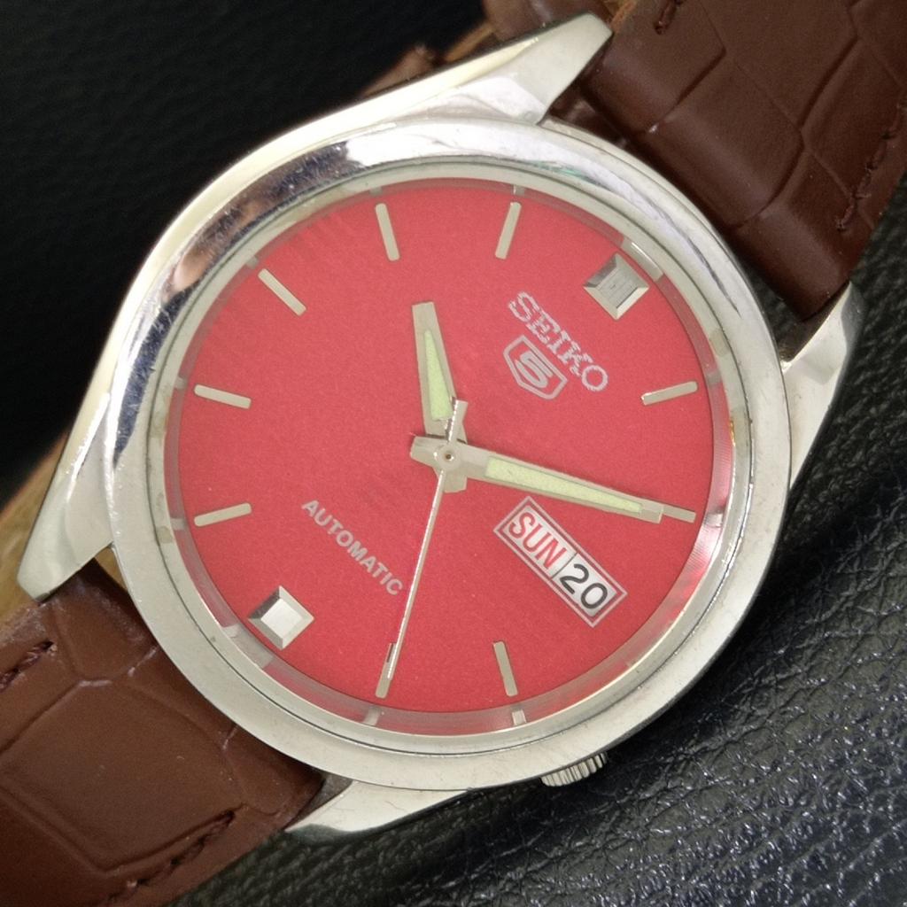 AUTOMATIC VINTAGE SEIKO 5 JAPAN 7009A MENS RED COLOR DIAL WATCH a701344-5 R206a-a701344
AUTOMATIC VINTAGE SEIKO 5 JAPAN 7009A MENS RED COLOR DIAL WATCH a701344-5 R206a-a701344
