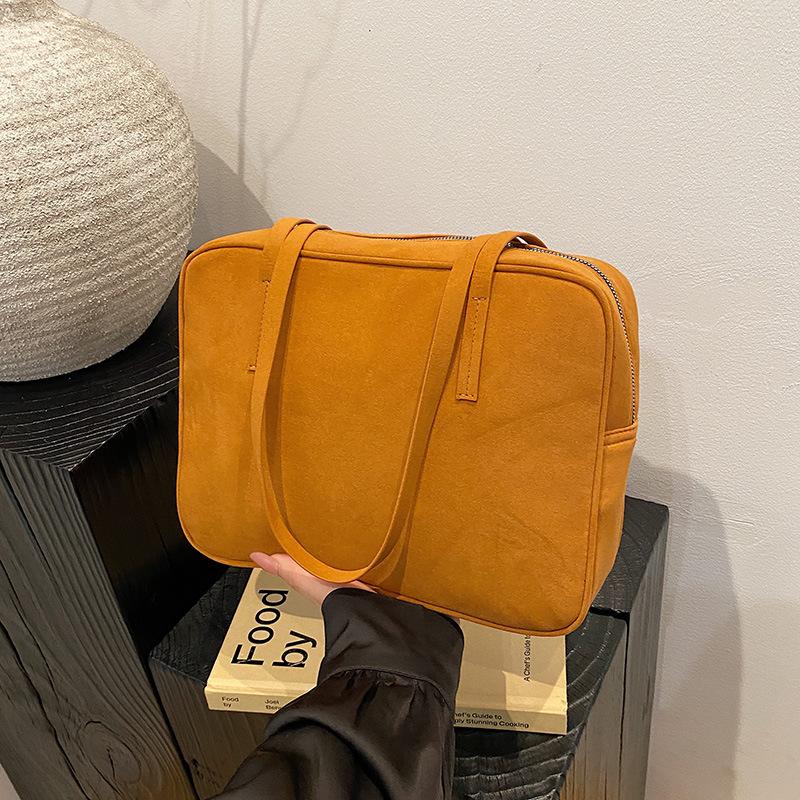 Новая нишевая сумка под мышкой, одноплечевая, портативная женская сумка, квадратная, 2025, зима, ретро, ретро, дорожная сумка большой вместимости коричневый
Новая нишевая сумка под мышкой, одноплечевая, портативная женская сумка, квадратная, 2025, зима, ретро, ретро, дорожная сумка большой вместимости коричневый