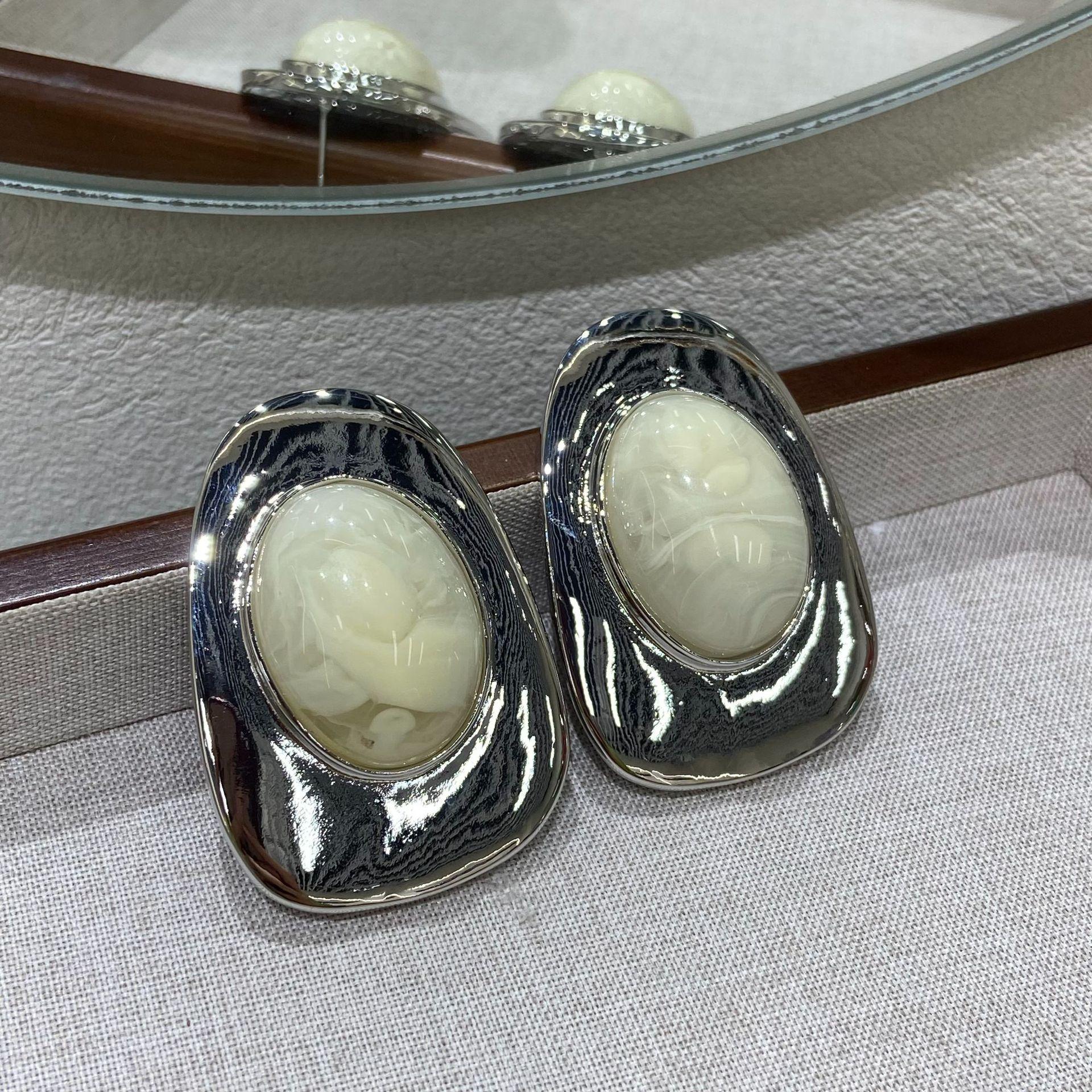 Retro Light Luxury Metal Glossy Oval Resin Gemstone Earrings Poplar Forest Fashion Temperament High-End Earrings жовтий
Retro Light Luxury Metal Glossy Oval Resin Gemstone Earrings Poplar Forest Fashion Temperament High-End Earrings жовтий