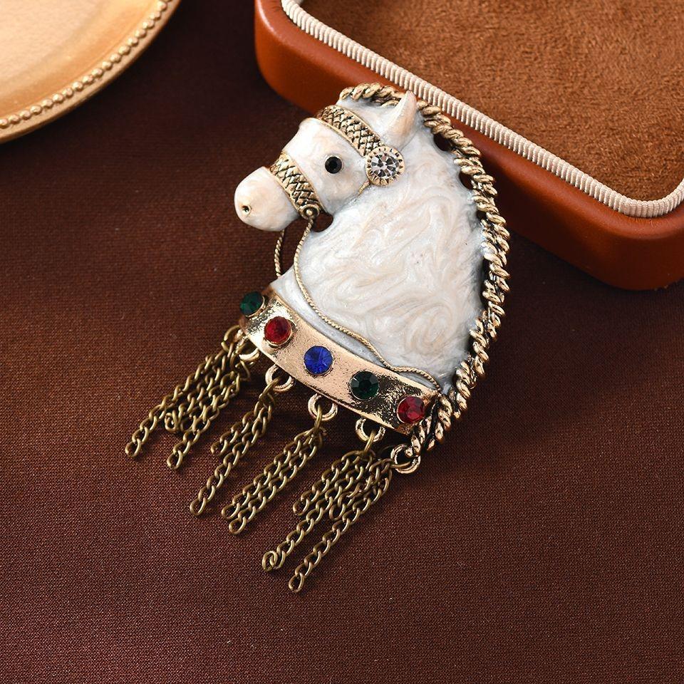 1pc Fashion Vintage Enamel Horse Head Brooch Gemstones Chain Tassels Antique Equestrian Perfect Adding Regal Bohemian Touch
1pc Fashion Vintage Enamel Horse Head Brooch Gemstones Chain Tassels Antique Equestrian Perfect Adding Regal Bohemian Touch