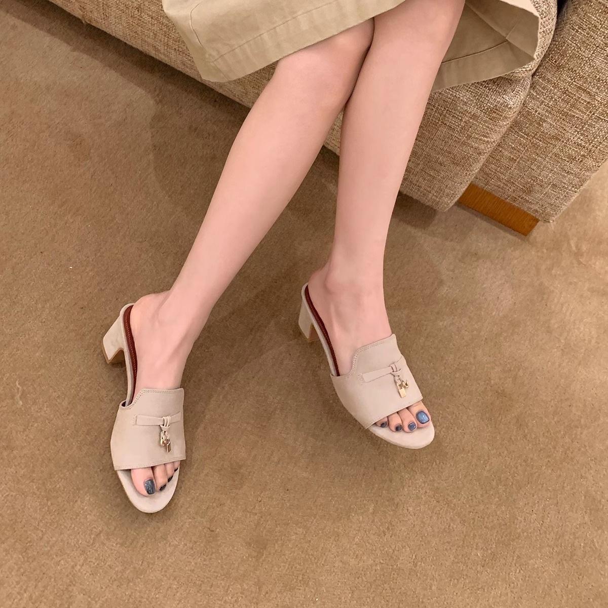 Sheepskin version~ Old Money Merry Su Lock with thick heels and cool slippers for women 40
Sheepskin version~ Old Money Merry Su Lock with thick heels and cool slippers for women 40