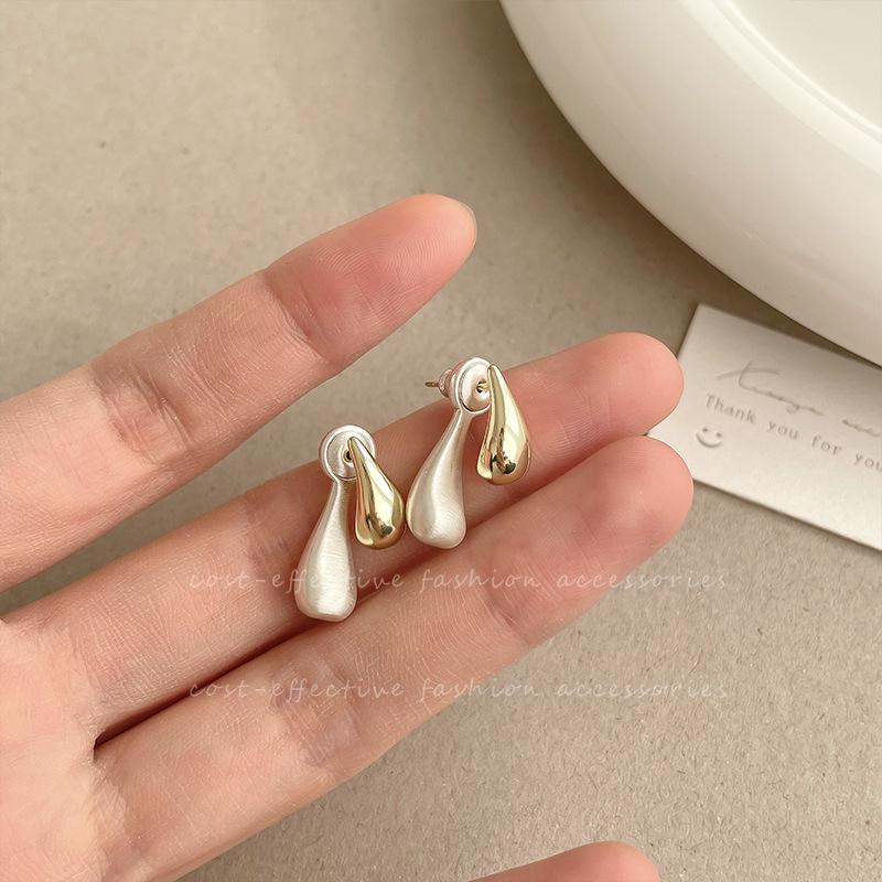 Двухцветные серьги-пусеты в форме капли: Уникальный зимний дизайн для женщин
Двухцветные серьги-пусеты в форме капли: Уникальный зимний дизайн для женщин