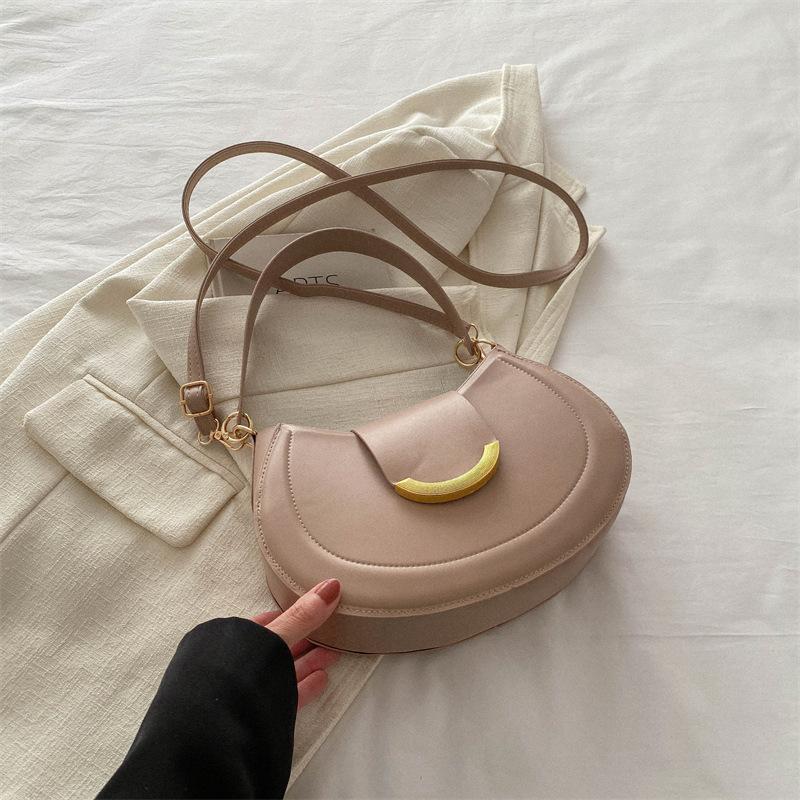 Retro fashion simple temperament commuter shoulder bag women s 2025 early spring texture underarm bag Korean version saddle bag tide
Retro fashion simple temperament commuter shoulder bag women s 2025 early spring texture underarm bag Korean version saddle bag tide