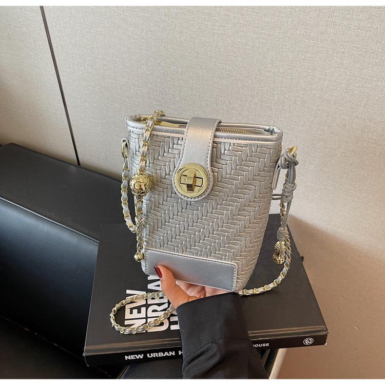 Популярная маленькая сумка женская летняя новая универсальная сумка-мессенджер на цепочке, повседневная сумка-ведро серебряный
Популярная маленькая сумка женская летняя новая универсальная сумка-мессенджер на цепочке, повседневная сумка-ведро серебряный