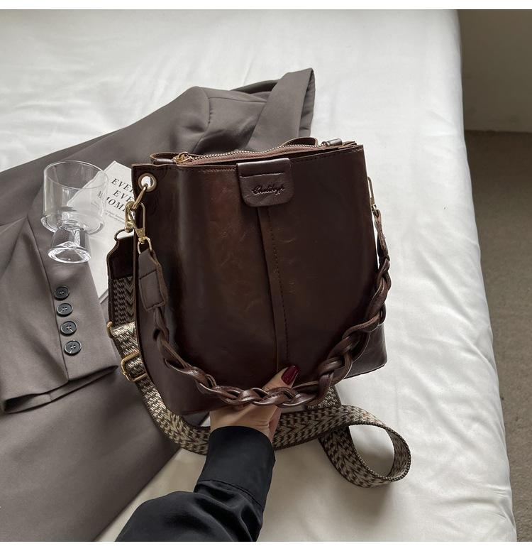 Сумка Женская 2025 Новая Корейская Универсальная Новая Модная Осенне-Зимняя Ретро На Плечо Большая Вместимость Широкий Ремень Кроссбоди Ведро кофейный