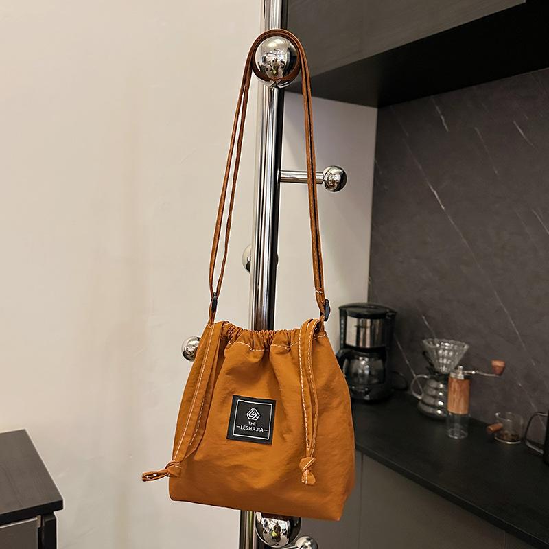 Mobile phone bag women s simple versatile drawstring messenger bag trendy brand shoulder bag leisure sports nylon bag коричневый
Mobile phone bag women s simple versatile drawstring messenger bag trendy brand shoulder bag leisure sports nylon bag коричневый