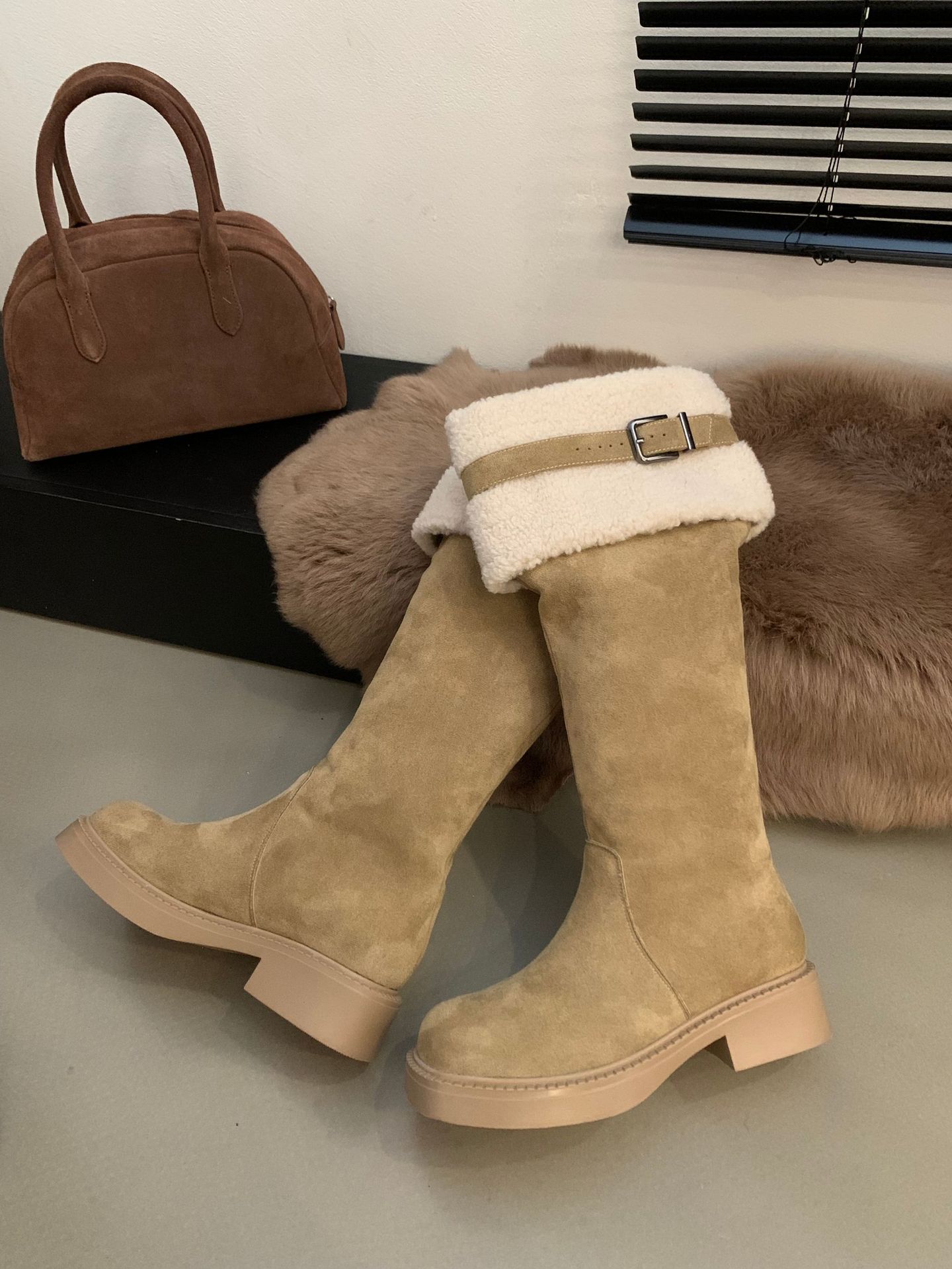 Зимние новые женские зимние сапоги 2024 года, новые модные теплые бархатные сапоги до колена для женщин, повседневные туфли на платформе и толстом каблуке 35
Зимние новые женские зимние сапоги 2024 года, новые модные теплые бархатные сапоги до колена для женщин, повседневные туфли на платформе и толстом каблуке 35