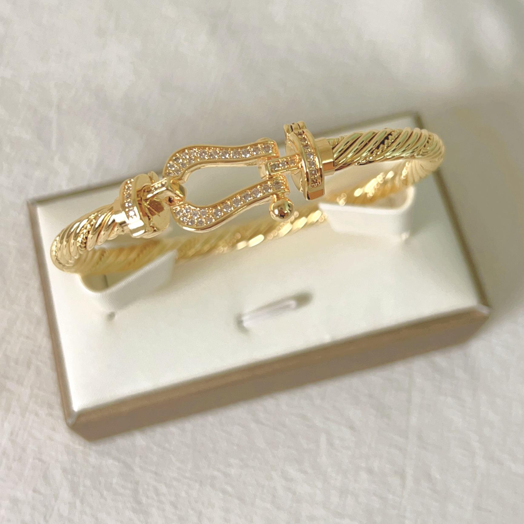 Horseshoe Buckle Fred Twist Steel Wire Bracelet Full Diamond Bracelet 18K Gold Micro-set Bracelet Color Retention 2026 18CM золотой
Horseshoe Buckle Fred Twist Steel Wire Bracelet Full Diamond Bracelet 18K Gold Micro-set Bracelet Color Retention 2026 18CM золотой