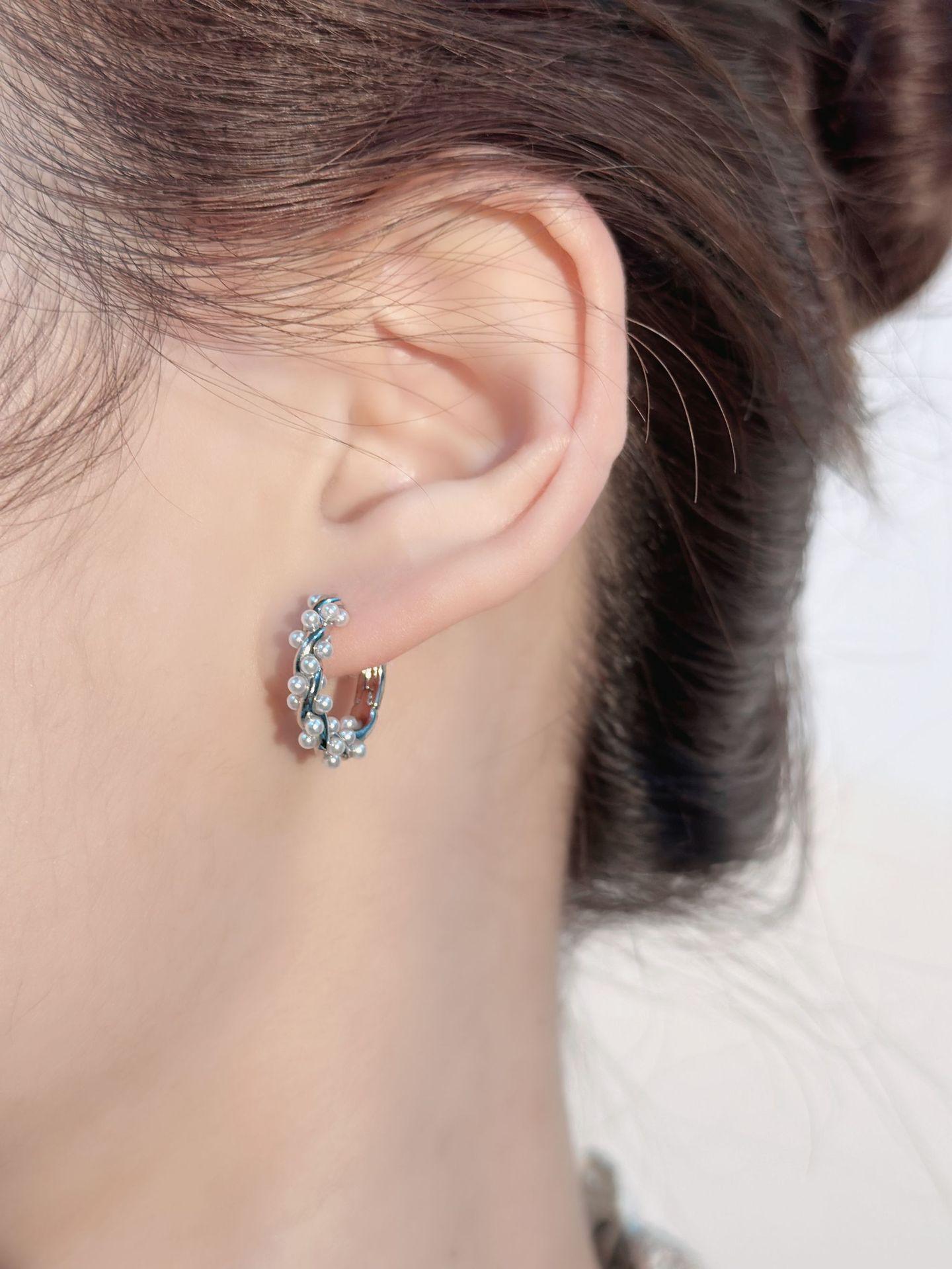 Pearl Temperament Simple Retro Light Luxury High Design Ear Buckle Earrings срібний
Pearl Temperament Simple Retro Light Luxury High Design Ear Buckle Earrings срібний