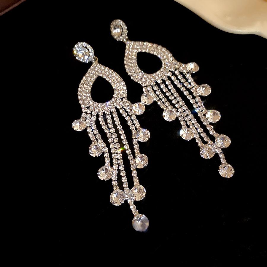 European and American silver needle diamond-encrusted round fringed earrings retro simple fashion earrings light luxury high-end earrings women
European and American silver needle diamond-encrusted round fringed earrings retro simple fashion earrings light luxury high-end earrings women