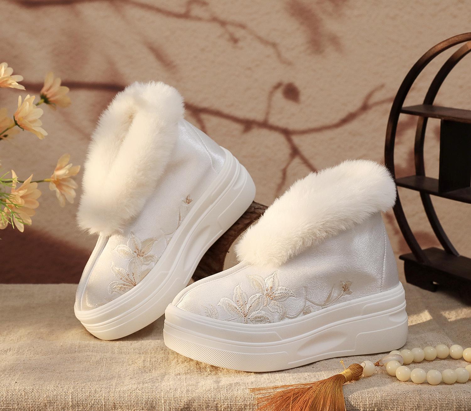 Осенне-зимние туфли Ruoxi 2024 на плоской подошве с вышивкой и меховой подкладкой — удобная хлопковая обувь в китайском стиле для ношения в помещении и на открытом воздухе. Size 40
Осенне-зимние туфли Ruoxi 2024 на плоской подошве с вышивкой и меховой подкладкой — удобная хлопковая обувь в китайском стиле для ношения в помещении и на открытом воздухе. Size 40