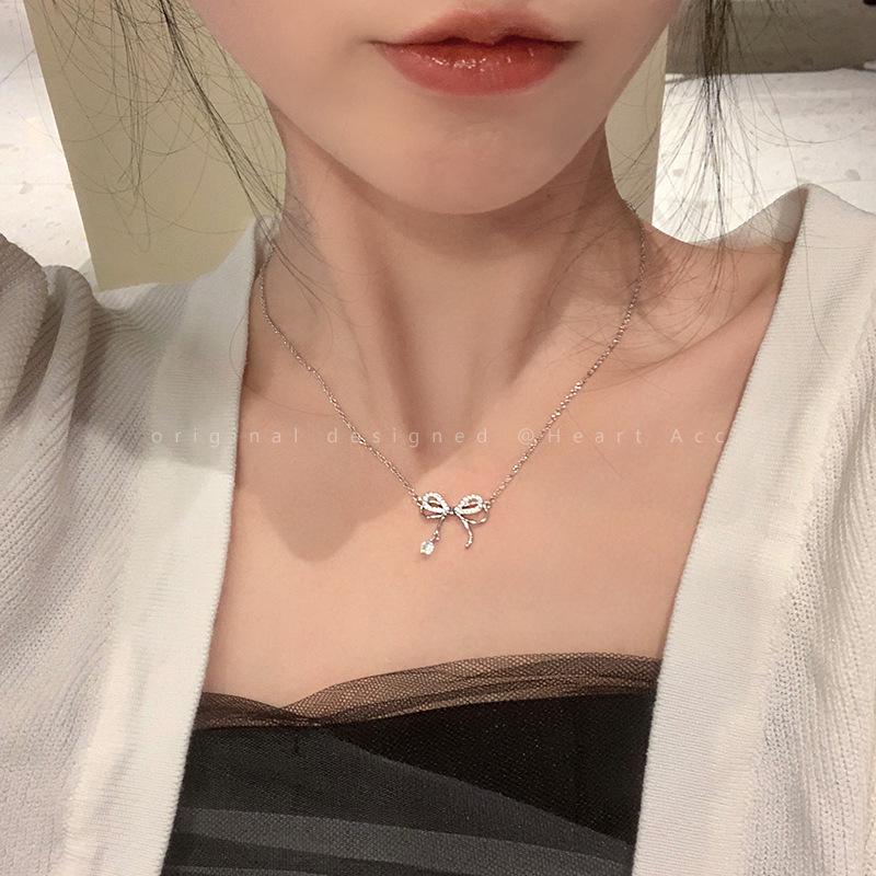High-End Bowknot Zircon Clavicle Necklace: Elegant, Versatile Summer Accessory with Fashionable and Simple Design
High-End Bowknot Zircon Clavicle Necklace: Elegant, Versatile Summer Accessory with Fashionable and Simple Design