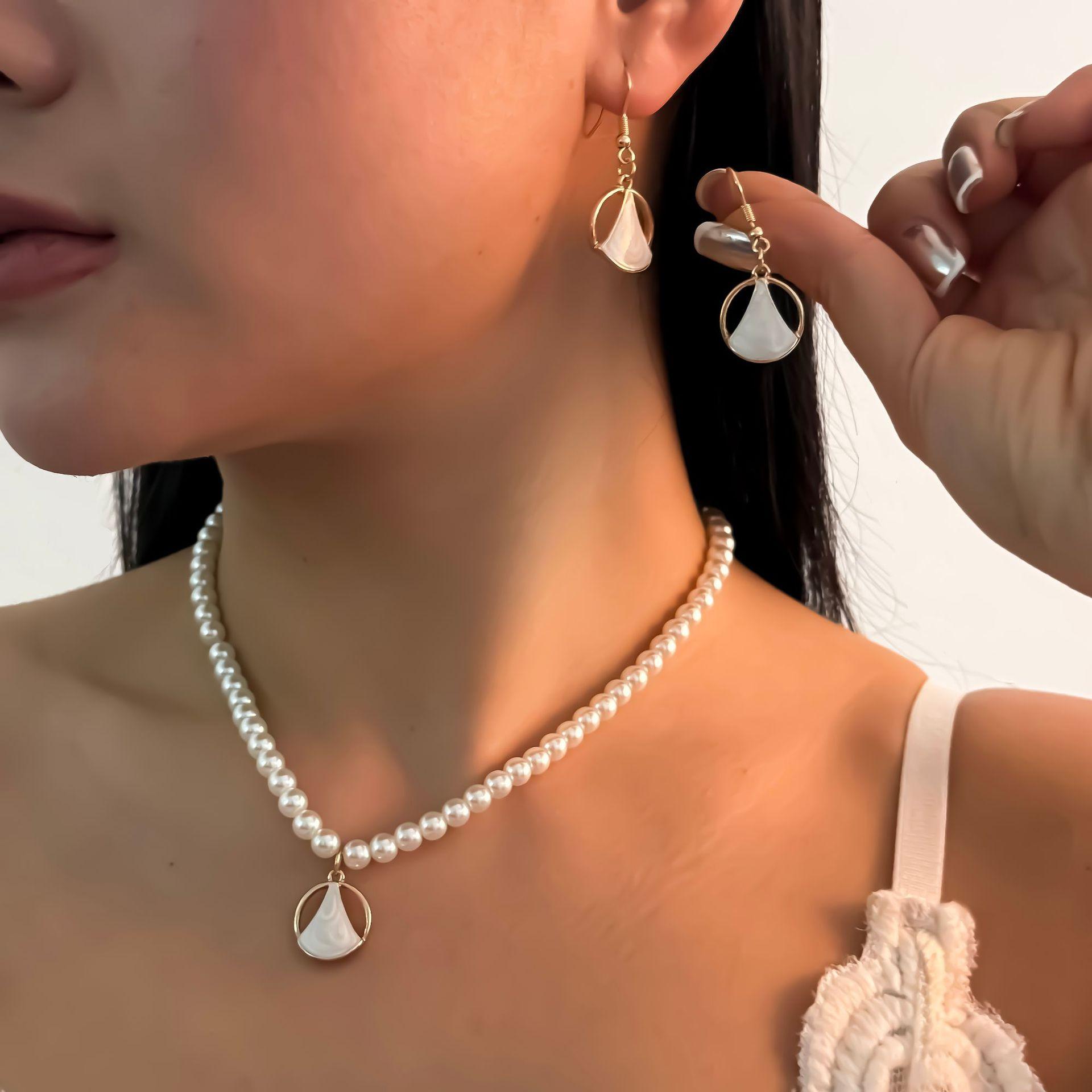 New design sense collarbone chain fan pendant necklace women s fashion geometric niche simple temperament
New design sense collarbone chain fan pendant necklace women s fashion geometric niche simple temperament
